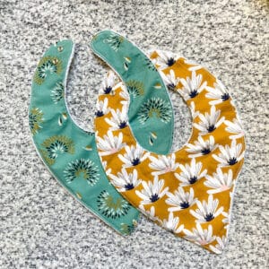 bavoir-bandana-doux-bebe-boutons-joli