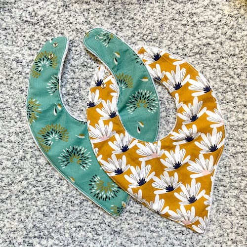 bavoir-bandana-doux-bebe-boutons-joli